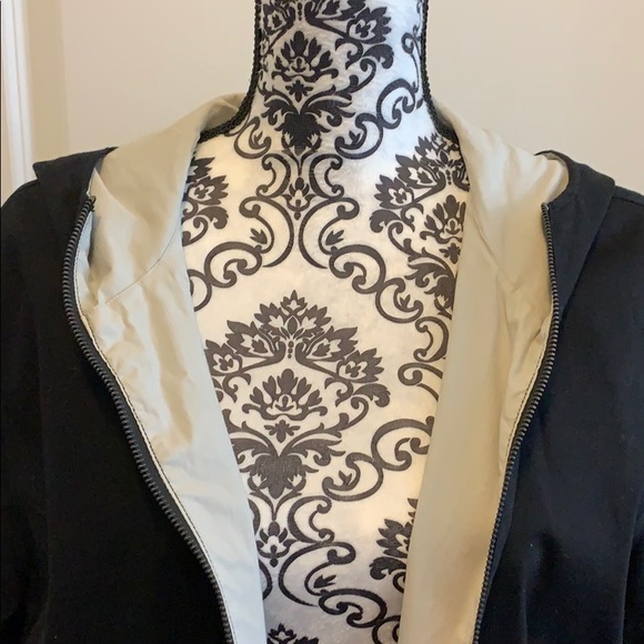 Woman’s fully lined hooded jacket in black/tan. - Picture 2 of 8